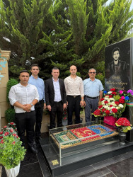 Əslən Şuşa şəhərindən olan şəhidimiz Allahverdiyev Allahverdi Əli oğlunun məzarı doğum günü ərəfəsində Şuşa Rayon İcra Hakimiyyətinin əməkdaşları tərəfindən ziyarət olunub