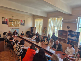 21.05.2026-cı il tarixdə Şuşa Rayon İcra Hakimiyyətinin başçısı cənab Bayram Səfərovun sakinlərlə növbəti səyyar görüşü Yasamal rayonu, Şuşa Humanitar Kollecində keçirildi